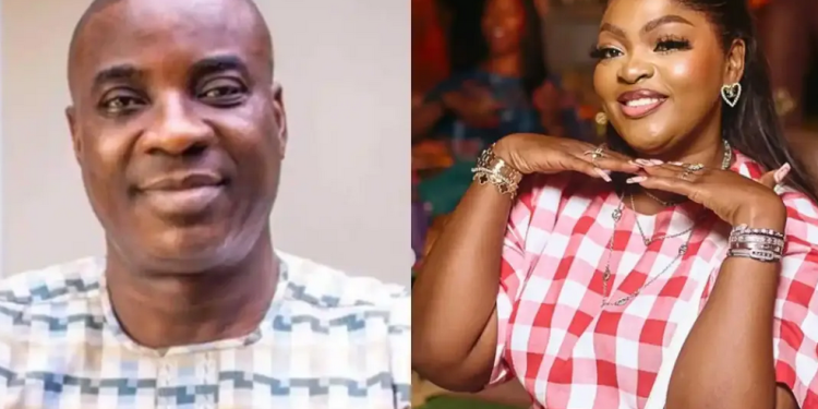 ‘Don’t do that to me’: K1 De Ultimate cautions Eniola Badmus who tries to seduce him on stage at an event (Video)