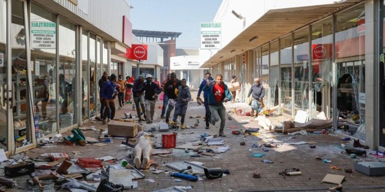 Nigeria Tells Citizens to “Close Shops, Stay Safe” Amid Xenophobic Attacks in South Africa