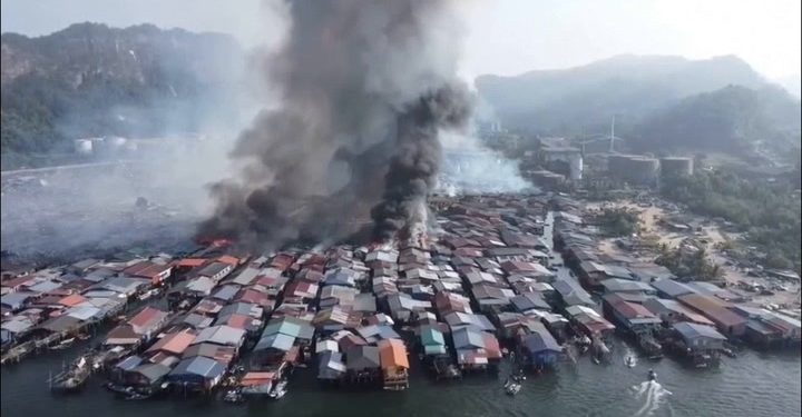 Huge Malaysian coastal village fire destroys 1000 homes | News