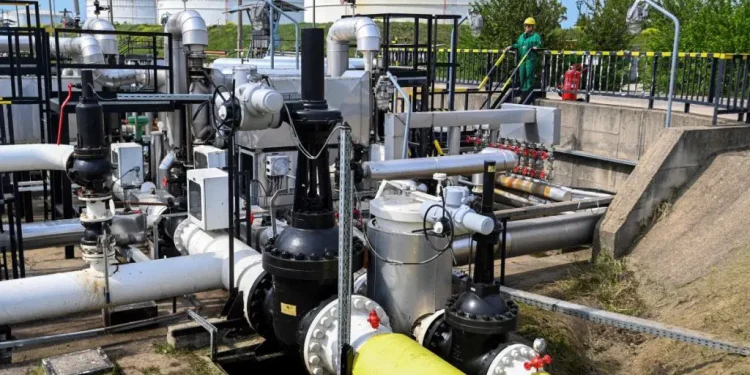 Ukraine restarts Russian oil pipeline to Europe