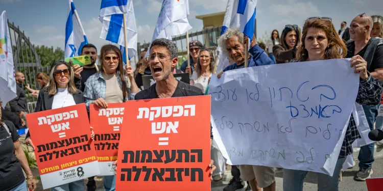 Kiryat Shmona residents protest Lebanon ceasefire outside US embassy in Jerusalem