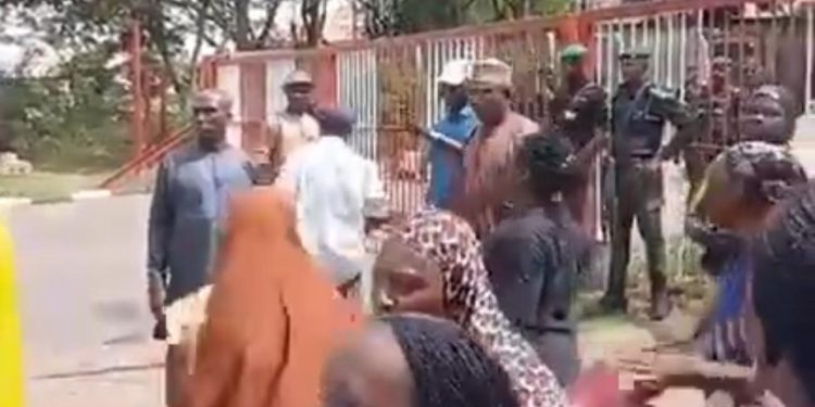 BREAKING: Retired Police Officers Shut Aso Rock Gate, Demand Tinubu Sign Pension Bill
