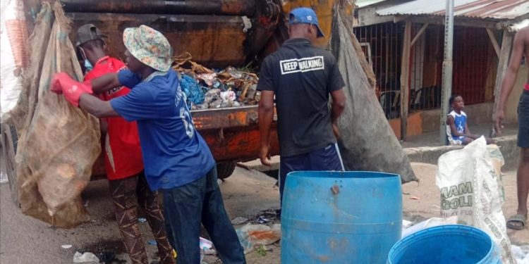 Ojodu LCDA Residents Comply With Monthly Environmental Sanitation Exercise