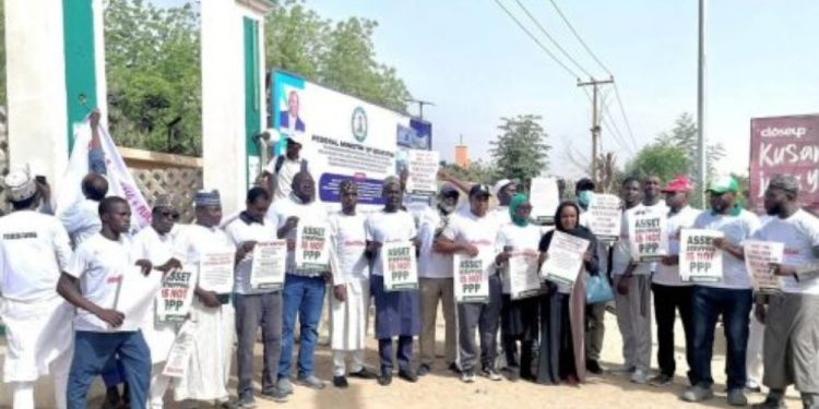 FGC Kano Alumni Protest Alleged Sale Of School Land