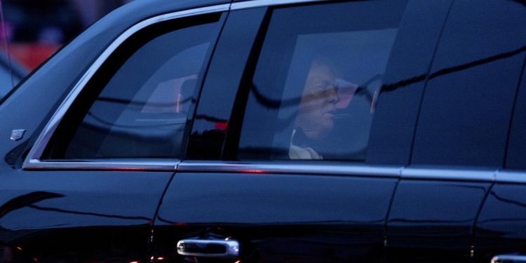 Trump rushed off stage at White House Correspondents’ Assn. dinner; reports of gunshots